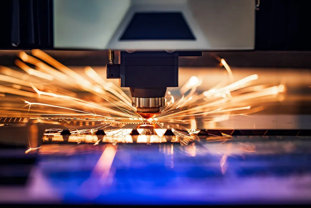 Laserowe cięcie metalu – jak wygląda profesjonalna obróbka stali?