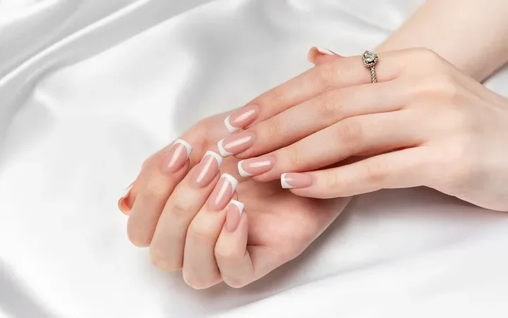 French manicure hybrydowy – połączenie klasyki z nowoczesnością