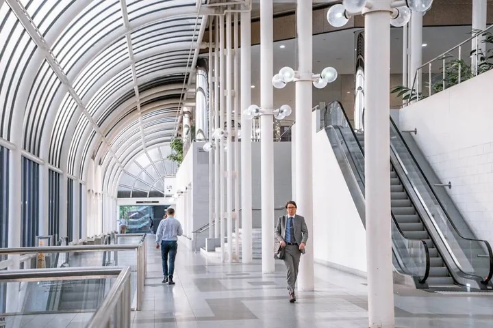 Dobór nawiewników do pomieszczeń o dużej wysokości – aspekty projektowe