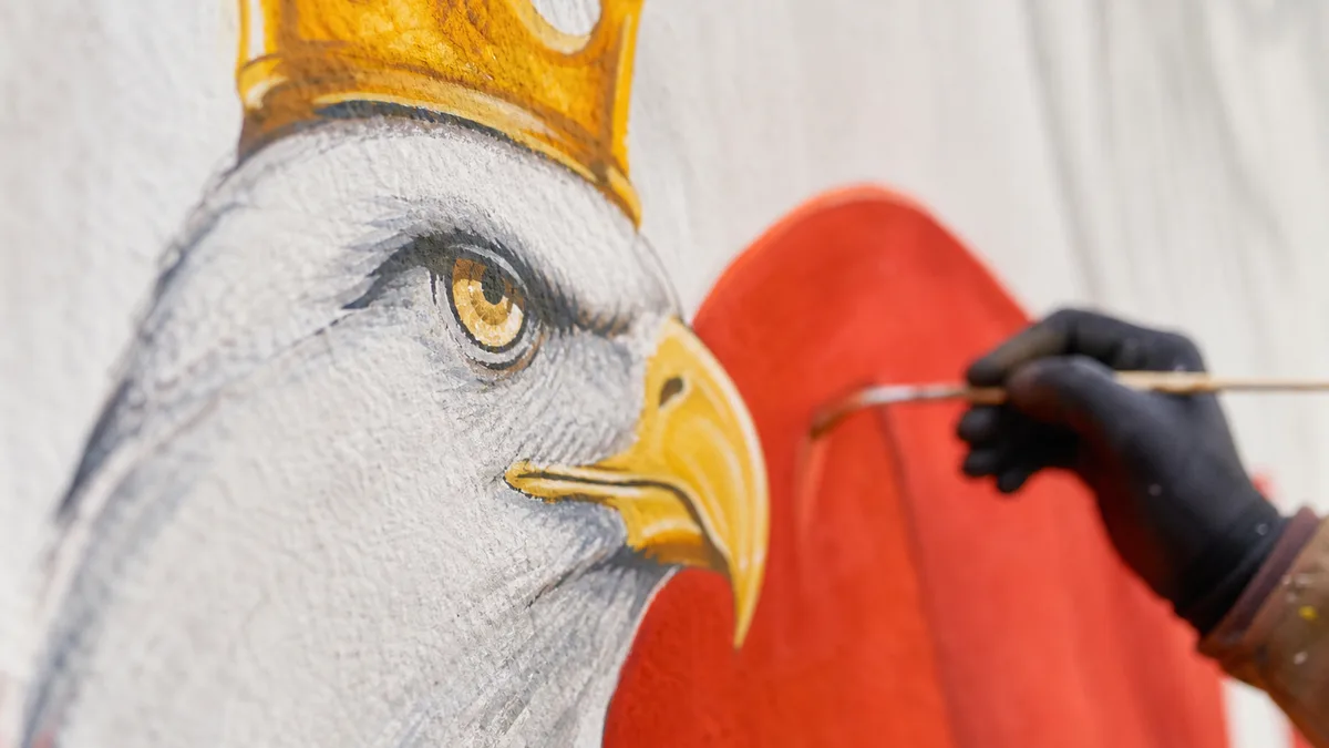 Mural z białym orłem odsłonięty w Podborzu. Upamiętnia żołnierzy AK