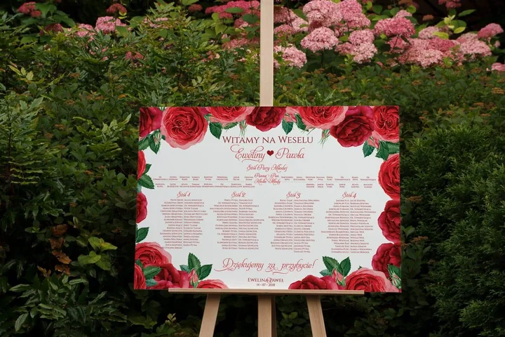 Kiedy lista gości jest już ustalona, warto rozplanować ich usadzenie na sali i zamówić plan stołów