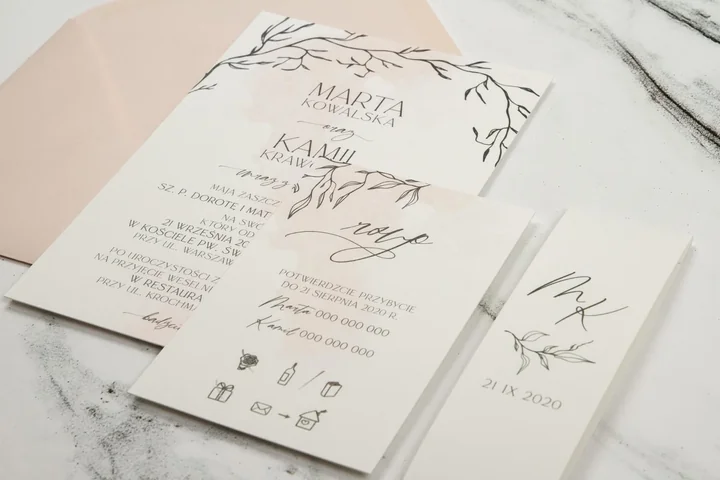 Zaproszenia warto zamówić od razu po potwierdzeniu listy gości