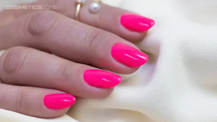 Zdjęcie obrazuje pomalowane lakierem hybrydowym paznokcie