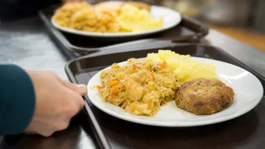 Szkolne stołówki czekają zmiany. Sanepid wyjaśni nowe zasady żywienia