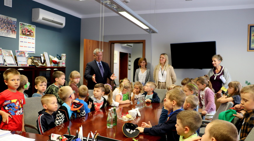 Powiat Mielec:                          Najmłodsi mieszkańcy miasta z wizytą w naszym urzędzie