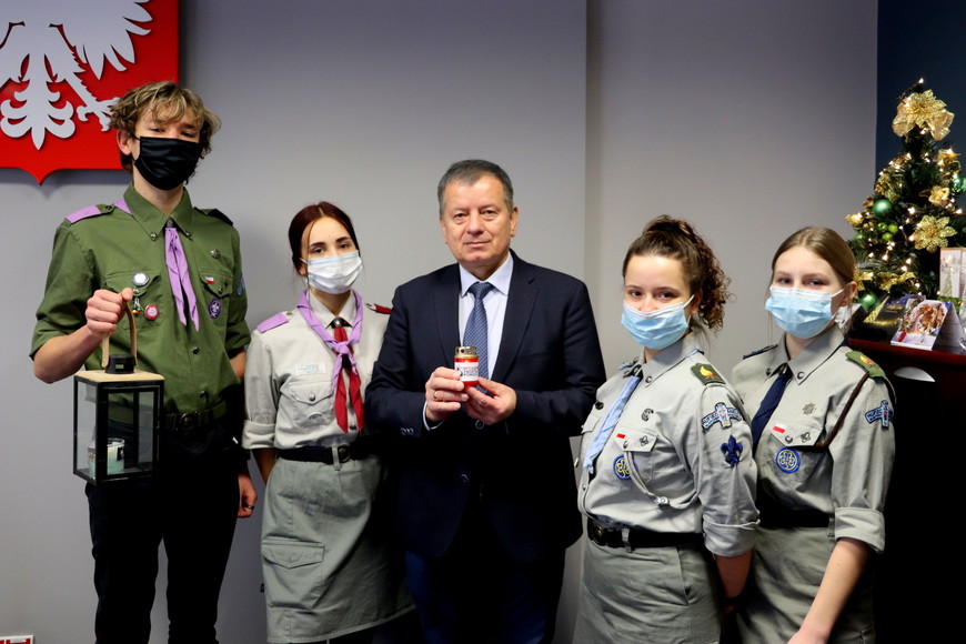 Powiat Mielec:                          Betlejemskie Światło Pokoju w starostwie