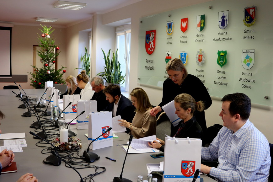 Powiat Mielec: Nieodpłatna pomoc prawna w 2024 roku: podpisano umowy