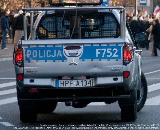 Policjanci dbali o bezpieczeństwo uczestników rajdu rowerowego w Dulczy Wielkiej