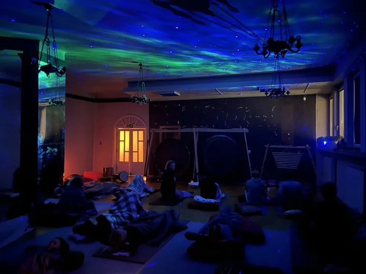 Grafika promocyjna wydarzenia Mielec Sylwester z Gongami — 2 koncerty + Taniec Intuicyjny (misy, handpan, kakao)