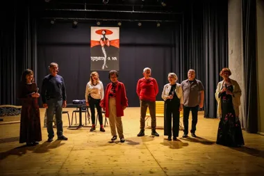 Grafika promocyjna wydarzenia „KOBIETA, AHA” w Mielcu – spektakl słowno-muzyczny Senior Show z okazji Dnia Matki