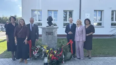 Brązowe popiersie stanęło przed szkołą w Woli Mieleckiej