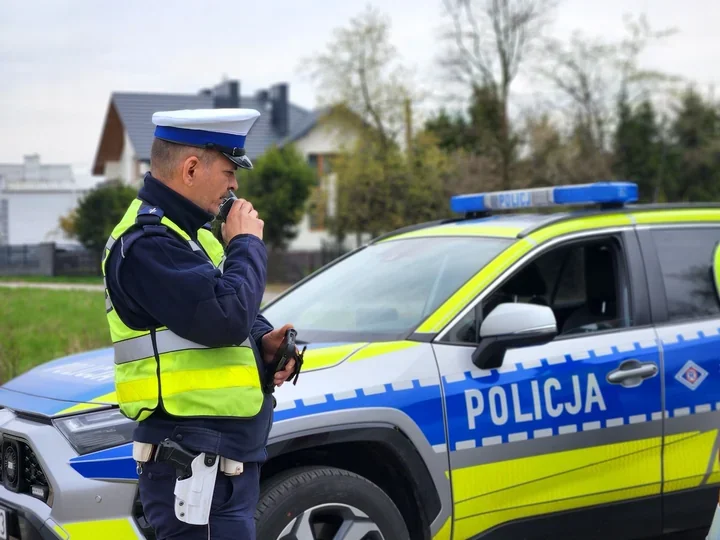 18-latek kierował BMW po alkoholu. Uderzył w słup w Glinach Małych