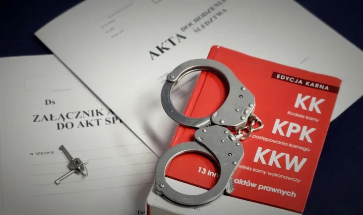 Z kosza na śmieci zniknęło 35 700 zł - 26-latek trafił do aresztu