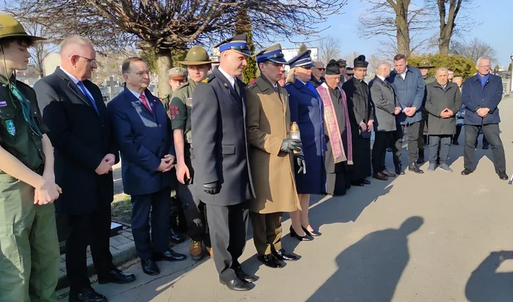 Na zboczu Góry Cyranowskiej policja oddała hołd Żołnierzom Wyklętym podczas uroczystości
