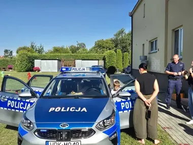Policyjny radiowóz pod przedszkolem w Rzemieniu. Dzieci poznały zasady bezpieczeństwa