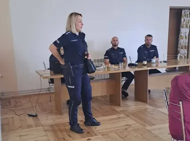 Policjanci ostrzegli seniorów w Podolu. Jesienią zmieniają się zagrożenia