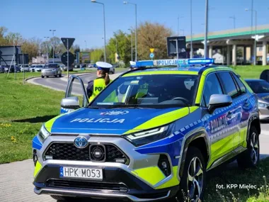 Celowy poślizg BMW w Mielcu skończył się mandatem i utratą prawa jazdy