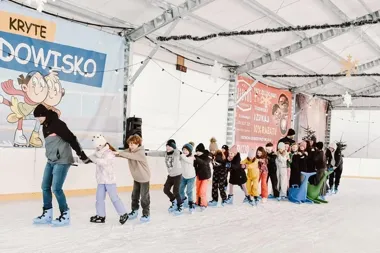 Lodowisko zamienione w salę lekcyjną - mundurowi uczyli dzieci ratować innych