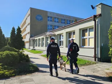 Pirotechnik wszedł do szkoły w Mielcu - służby testowały każdy ruch