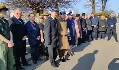 Na zboczu Góry Cyranowskiej policja oddała hołd Żołnierzom Wyklętym podczas uroczystości