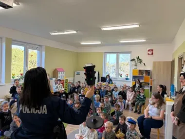 Radiowóz wjechał do przedszkola w Mielcu - dzieci od razu ruszyły do akcji