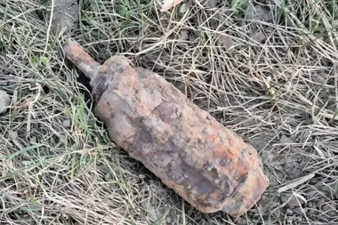 Niewybuch z II wojny znaleziony podczas prac rolnych - saperzy podjęli go
