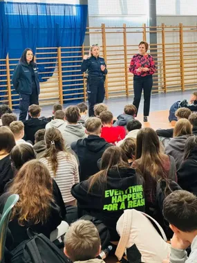 Policjantki z Komendy w Mielcu uczą, jak reagować - lekcja w Przecławiu