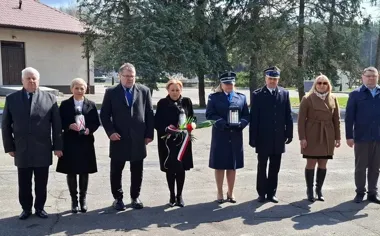 W Mielcu złożyli kwiaty pod Katyniem - pamięć wróciła też do Smoleńska