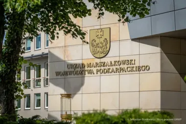 Fasada budynku Urzędu Marszałkowskiego Województwa Podkarpackiego z herbem i napisem na ścianie.