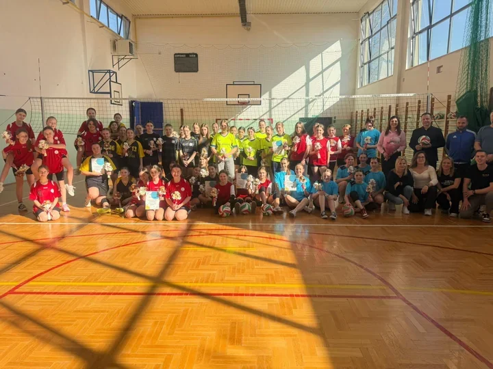 Dziewczęta na boisku – gminny turniej siatkówki z okazji Dnia Kobiet