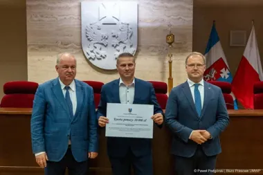 Przed szkołą w Dobryninie ruszy odnowa. Jest już pierwsze finansowanie