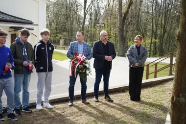 Przecław pamiętał o Katyniu w ciszy, kwiatach i obecności uczniów