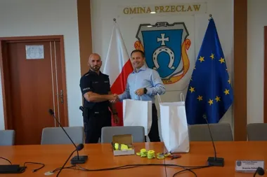 Odblaski trafią do uczestników spotkań. Gmina Przecław działa z Policją