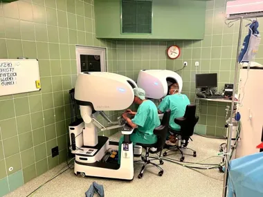 Robot chirurgiczny w sali operacyjnej. Precyzja, która wspiera lekarzy